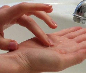 How to clean contact lenses